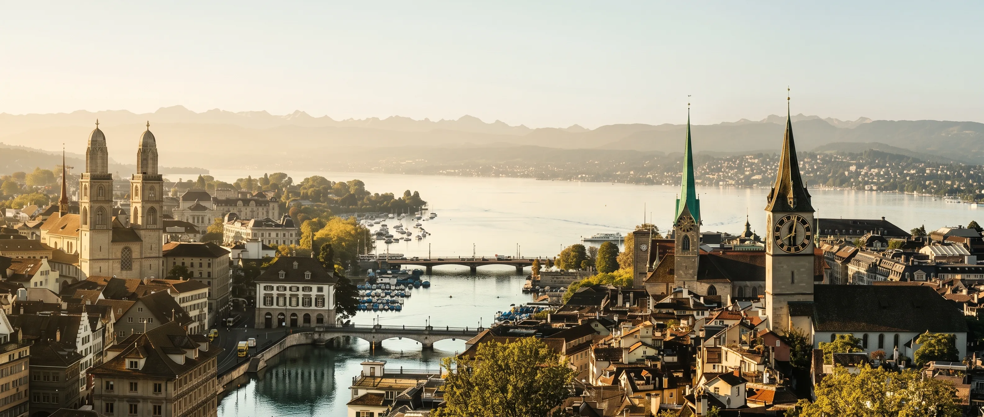 Panorama del centro storico di Zürich all'ora d'oro — Grossmünster, Fraumünster e St. Peter sopra la Limmat, il lago e le Alps sullo sfondo